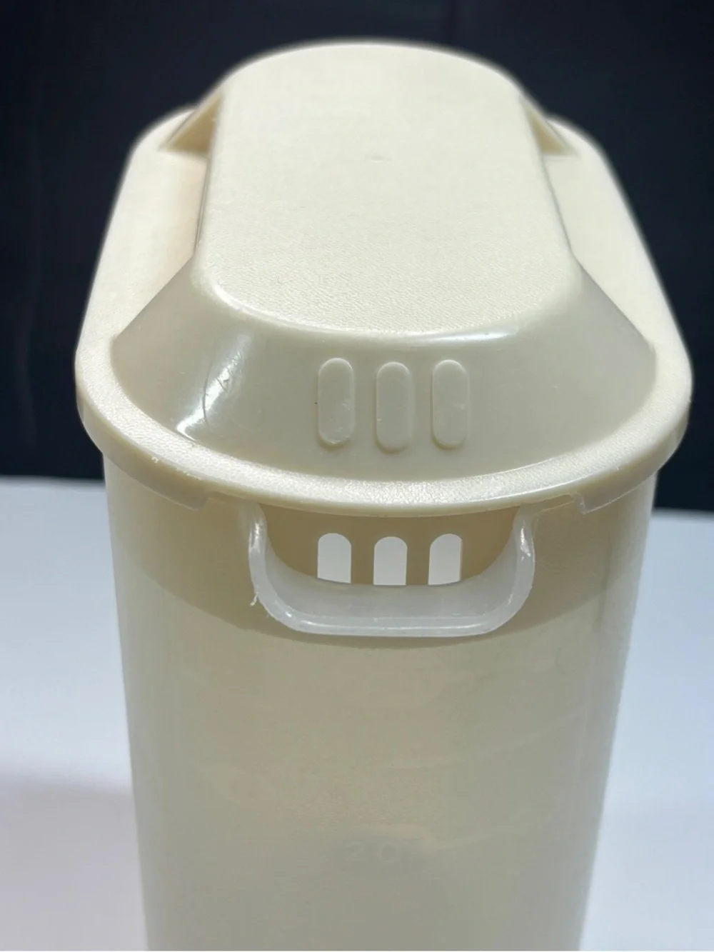 24 piece Vtg Rubbermaid storage containers almond lids
